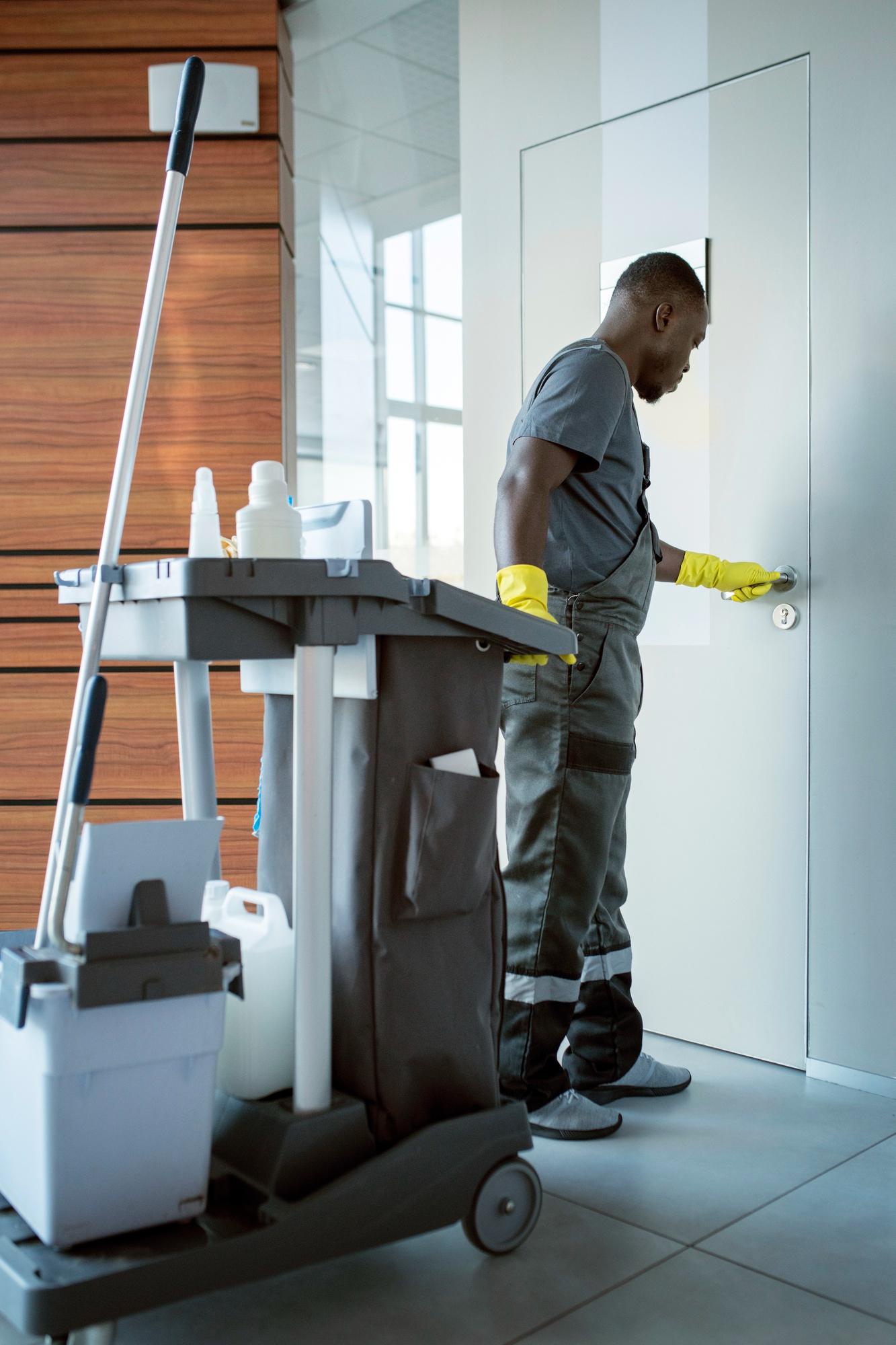 Specialist CleanConstruct în timpul unei intervenții de curățenie